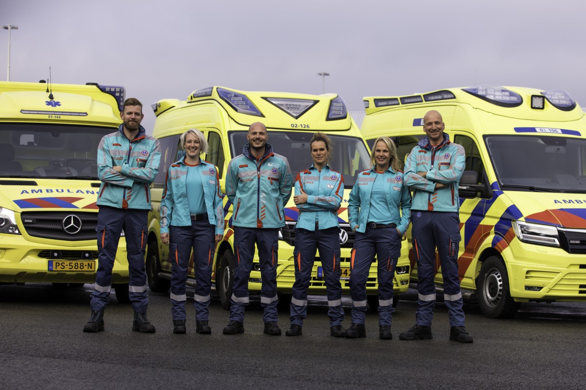 Noordelijk ambulancepersoneel als eerste in nieuwe turquoise outfit