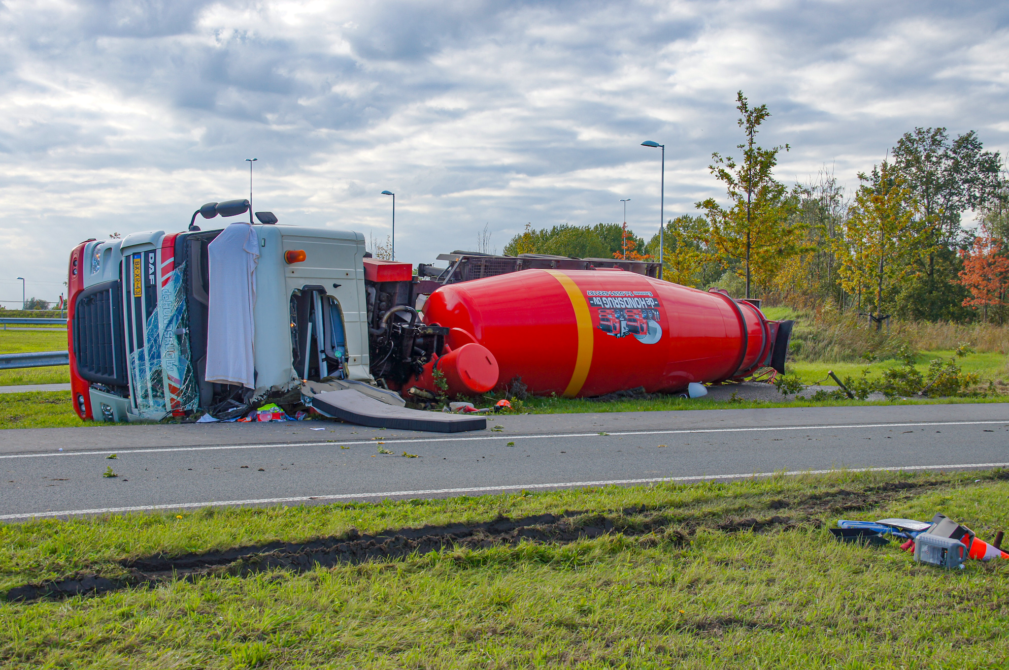 Betonwagen gekanteld; bestuurder gewond