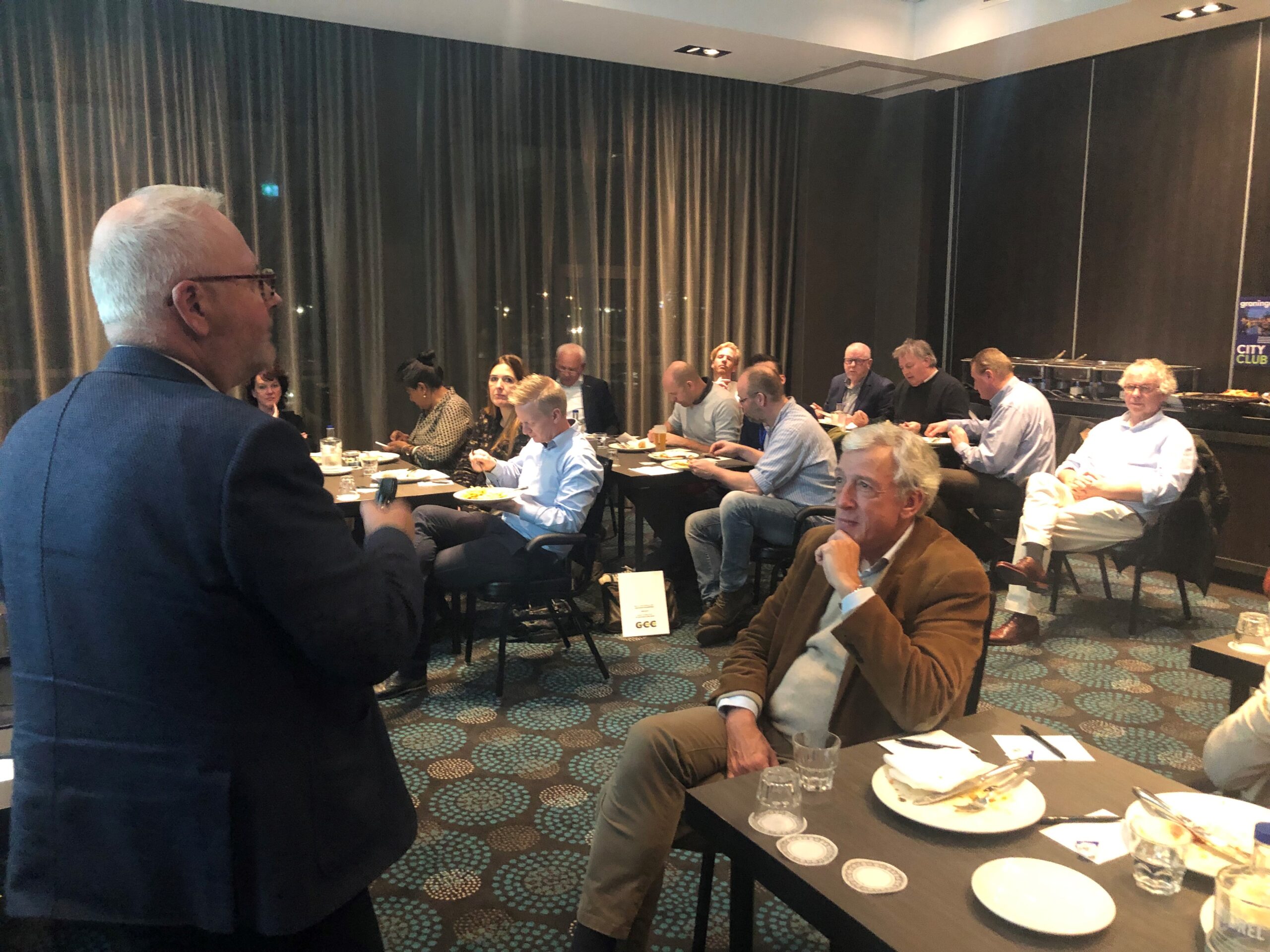 Voorzitter Eric Bos van de GCC tijdens het eerste gedeelte van de ledenvergadering.