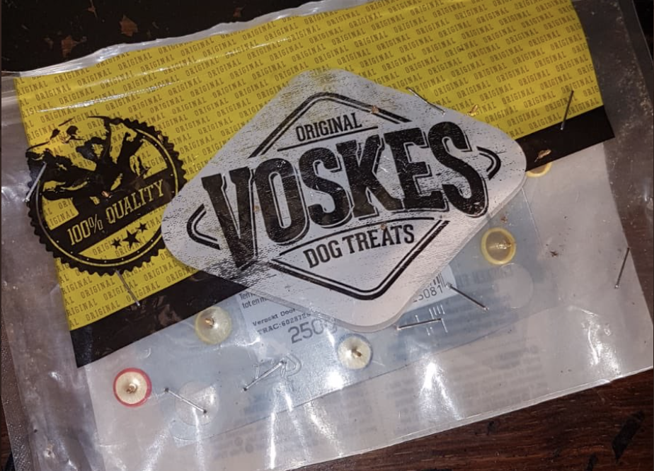 Zakjes voor hondensnacks gevuld met punaises en nietjes gevonden in Groningen