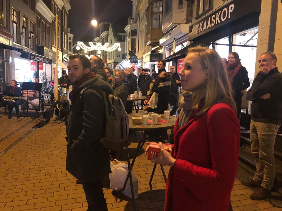 Afke Manshanden bekijkt het resultaat