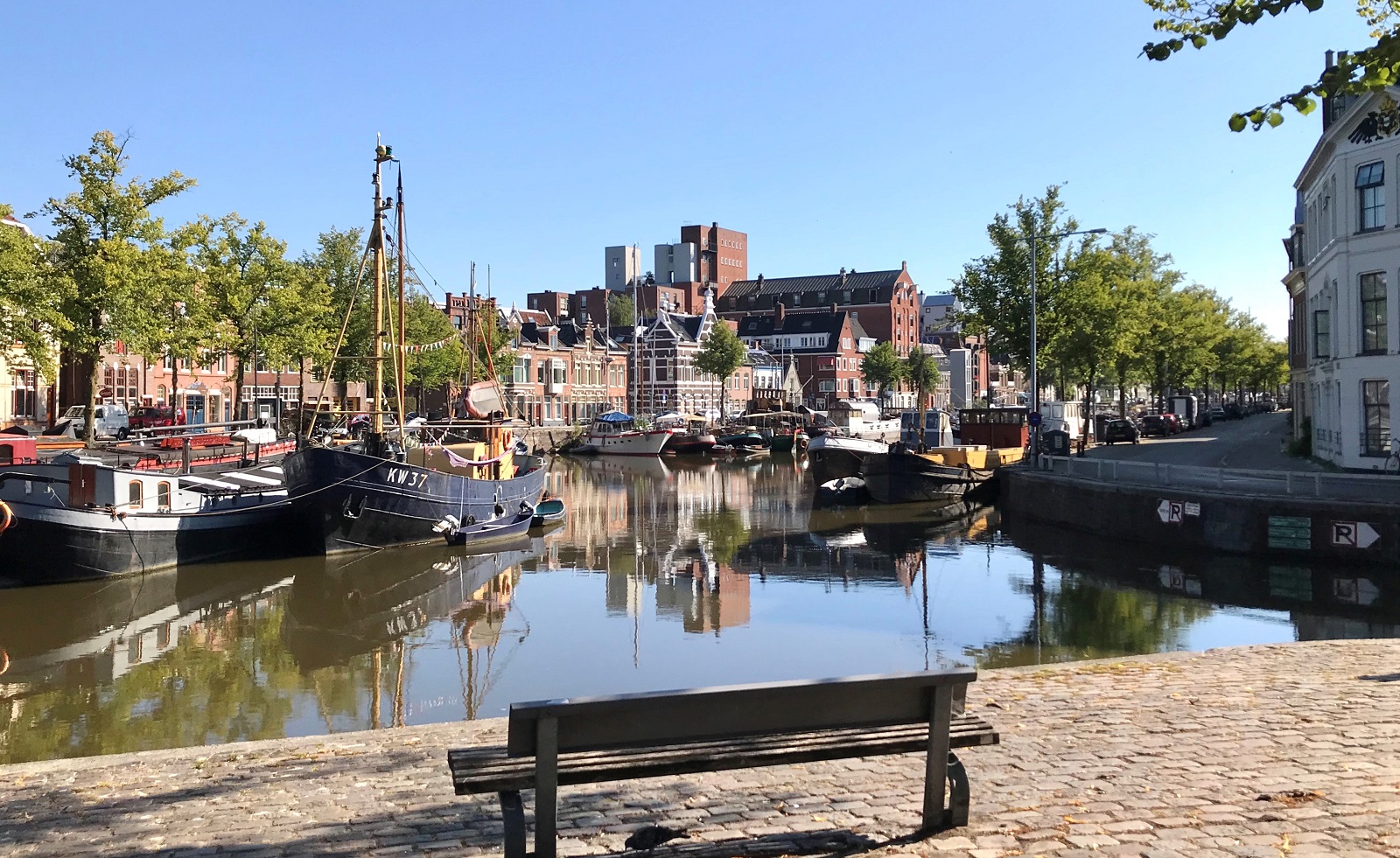 Zomers Groningen baadt in het ochtendzonnetje