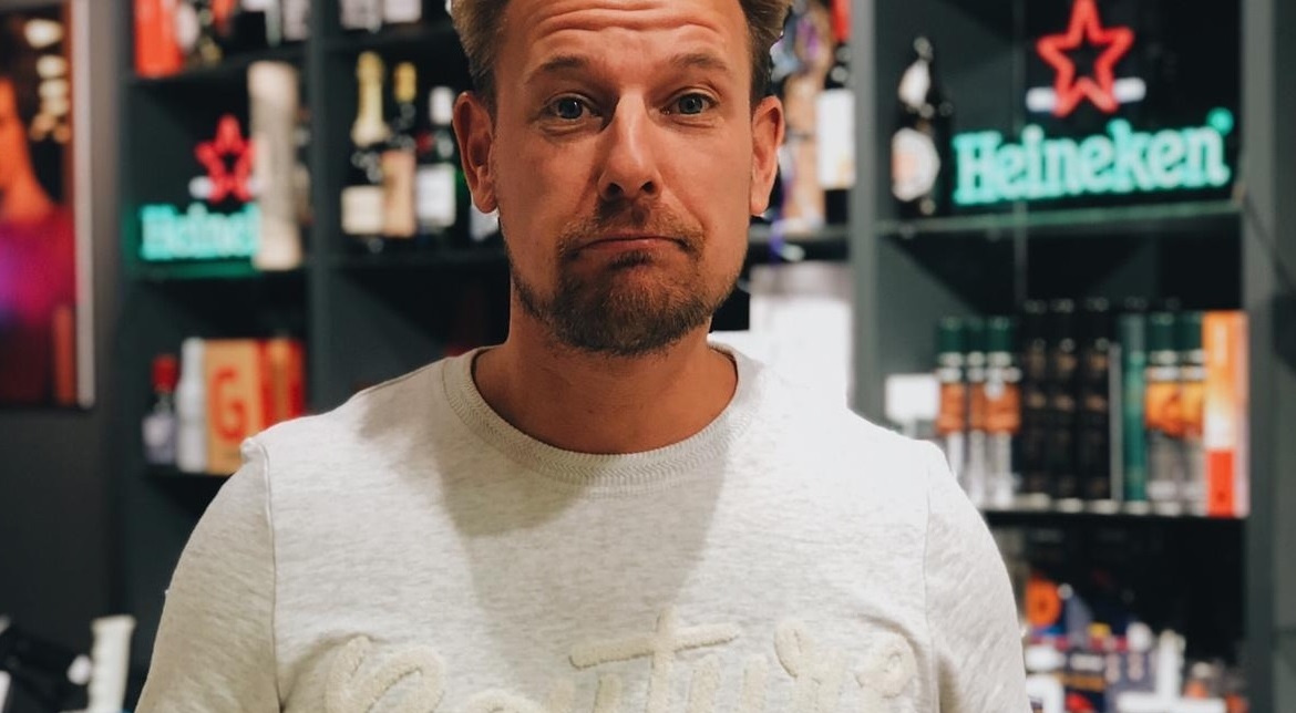 SchoenenZaken moet drank uit winkel halen; klanten helpen met oplossing