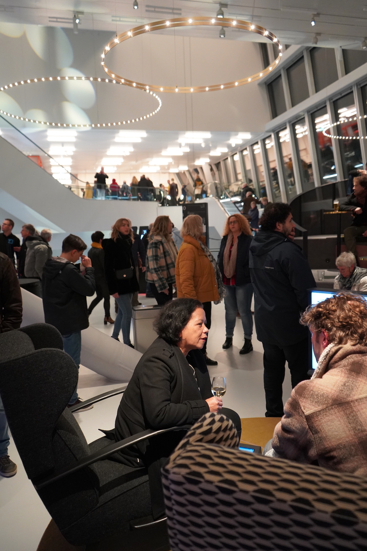 Mensen ontmoeten in Forum Groningen op de dag van de opening
