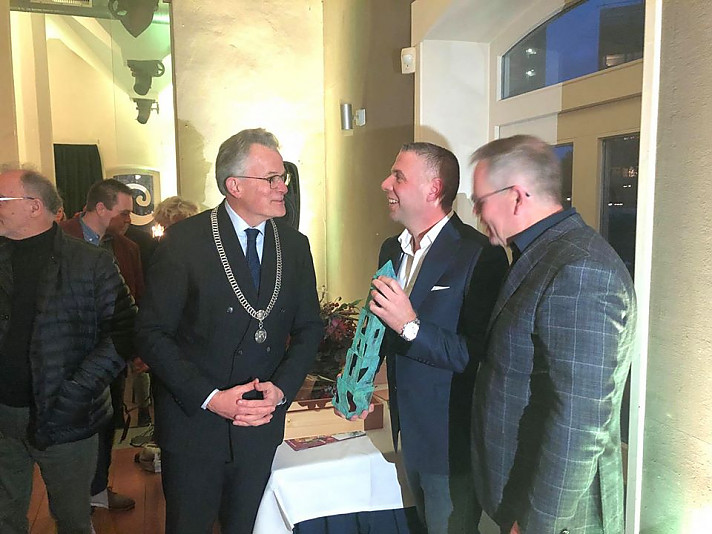 Ondernemers Paul Papo en Anrico Maat (Maripaan Groep/Jumbo’s) krijgen Jans Catsprijs