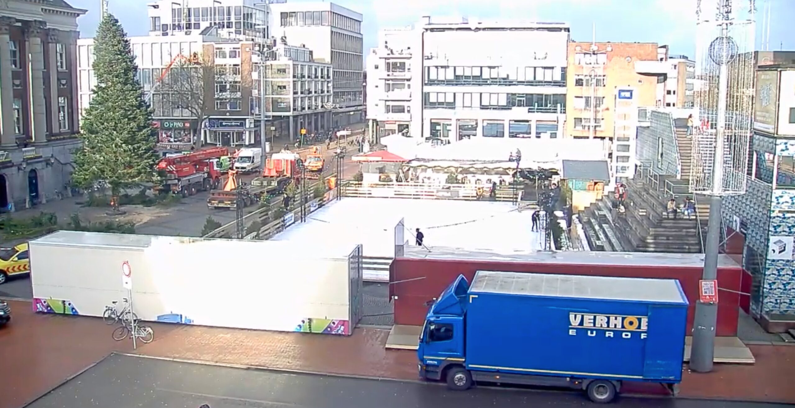 De kerstboom staat weer op de Groninger Grote Markt