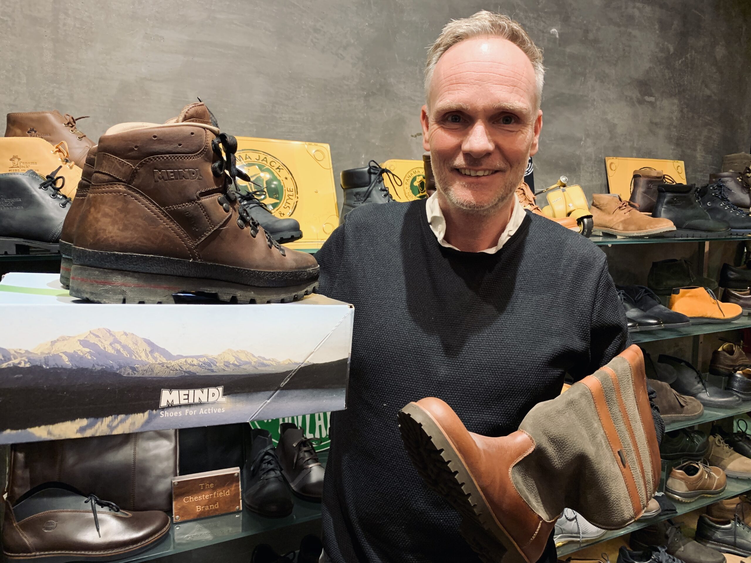 Chris Prenger van Happy Walker helpt daklozen aan (zo goed als) nieuwe schoenen