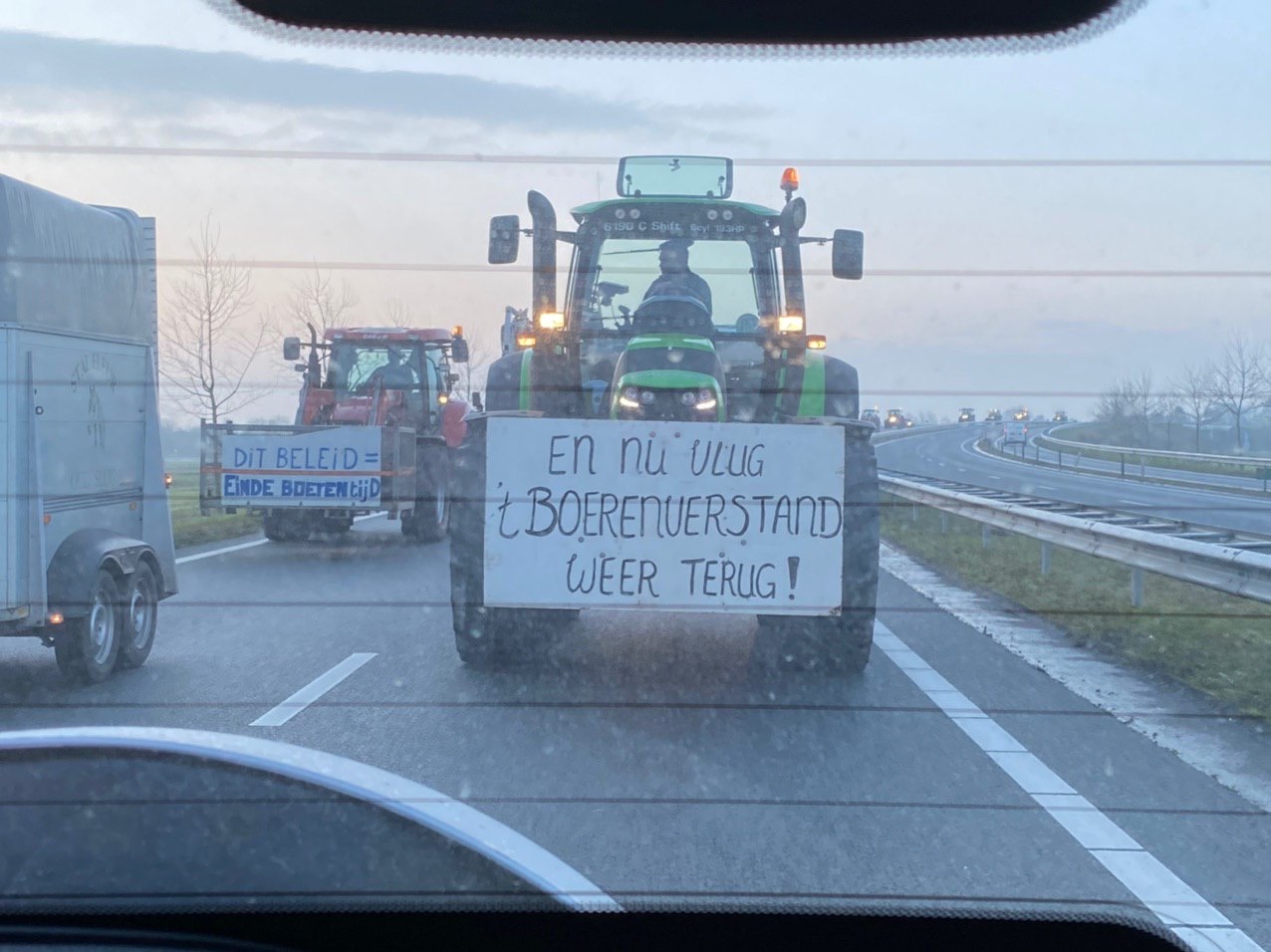 Politie houdt 17-jarige tractorbestuurder aan na hinderen van ambulance
