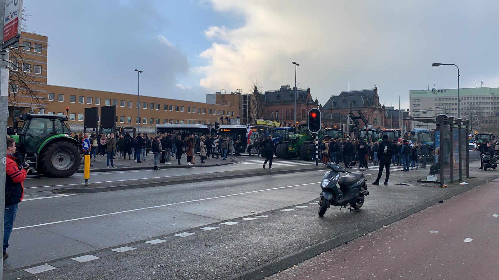Boeren blokkeren bushaltes bij Hoofdstation en zetten grens bij Duitsland dicht