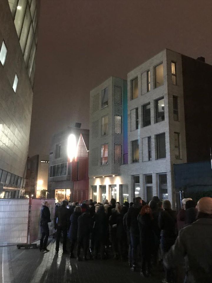 Belangstelling buiten voor de gevels aan de Nieuwe Markt, straks een mooi nieuw plein voor Groningen.