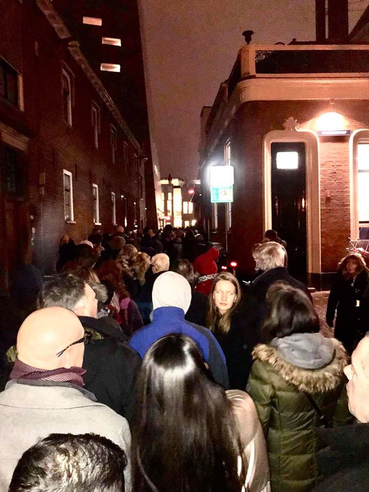 In de rij op weg naar het Forum. De rijen liepen door tot in de St. Jansstraat