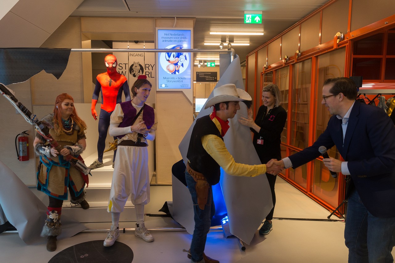 Lucky Luke en wethouder Paul de Rook. (Foto: Rieks Oijnhausen).