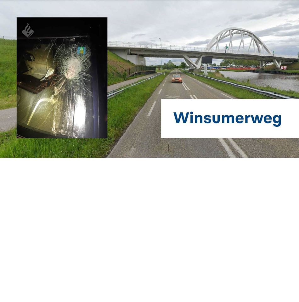 Moeder met jonge kinderen krijgt steen door autoruit