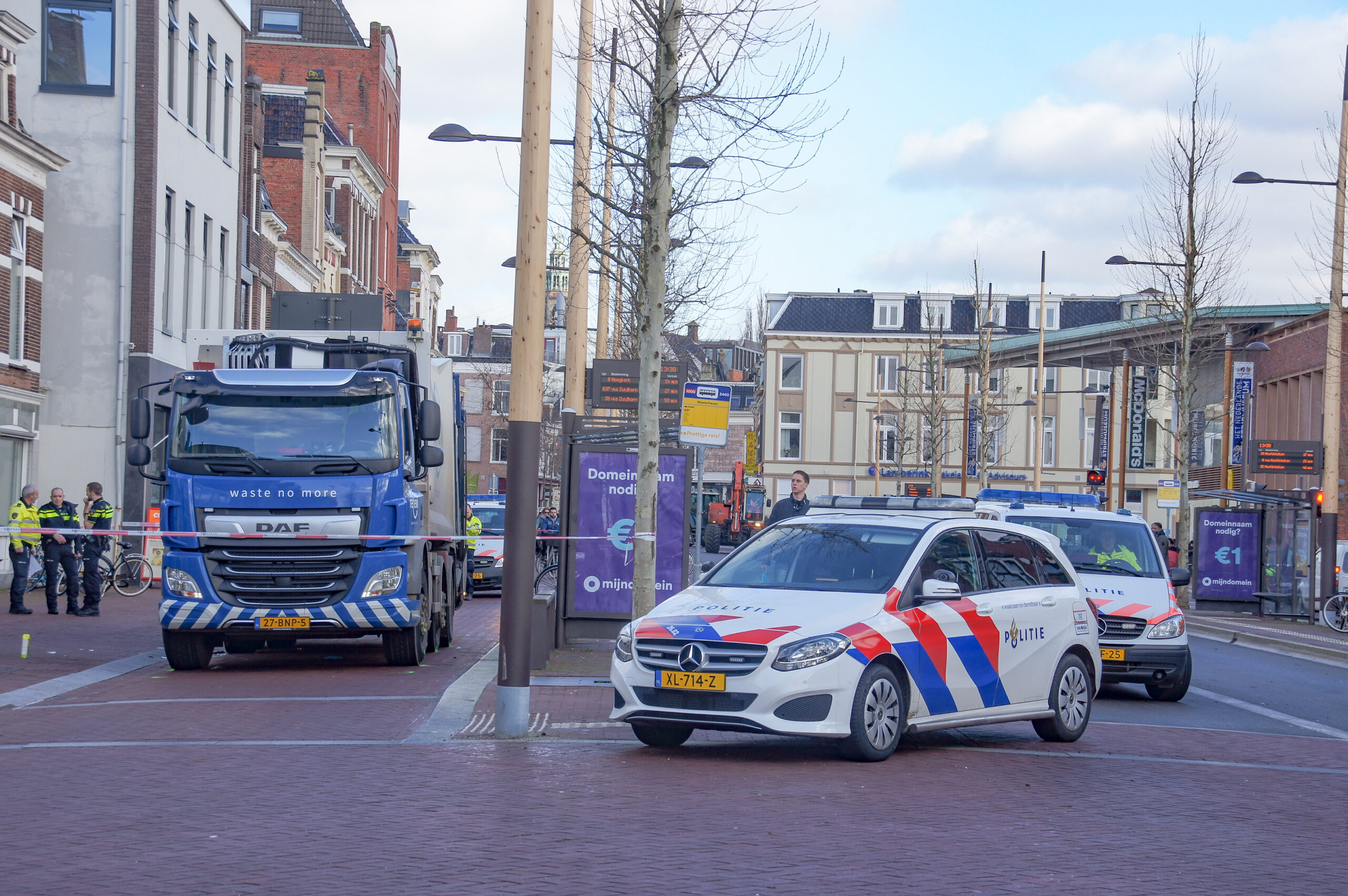 Fietsster ten val en bekneld onder vuilniswagen in Groningen