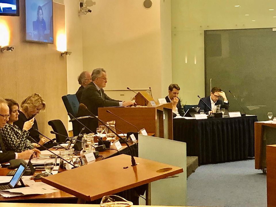 Burgemeester Schuiling voor het laatst in de raadszaal waar hij 23 jaar geleden zijn loopbaan begon.