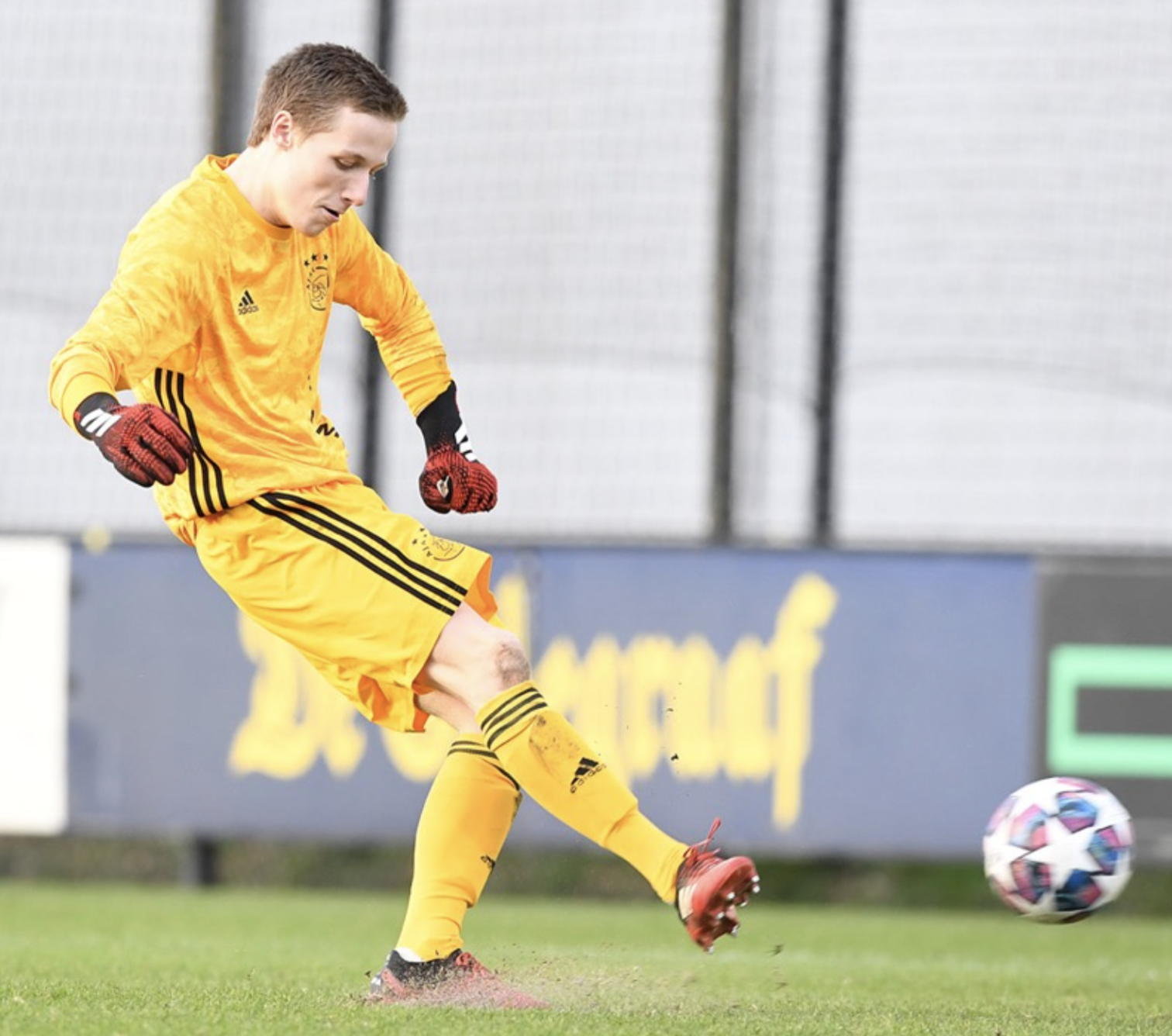 Groningse Ajax-doelman Daan Reiziger (18) grote man in kwartfinale 'kleine' Champions League