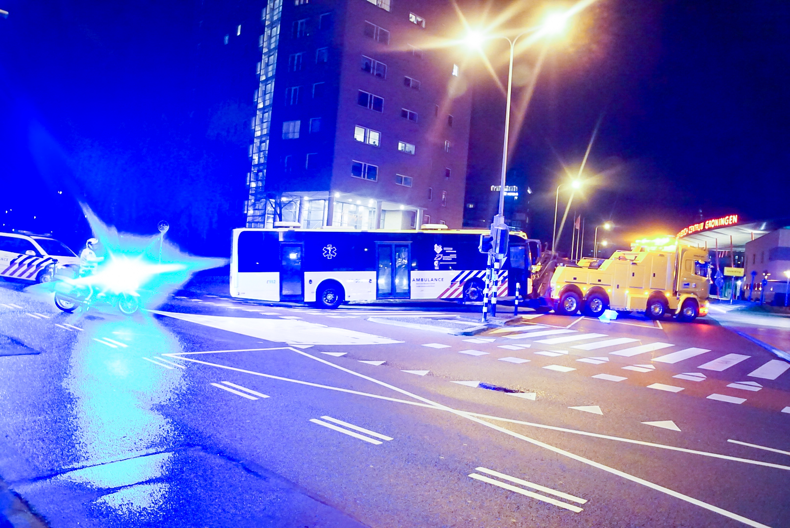 Ambulancebus door takelwagen naar Groningen gesleept