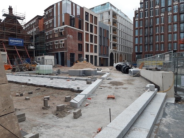 Het schiet lekker op, met de bestrating. (Foto: Erwin Kloen).