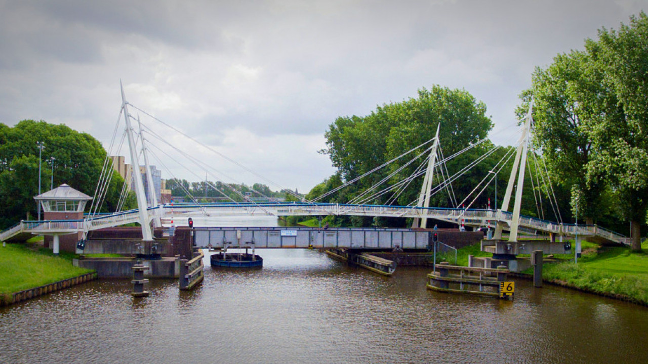 Paddepoelsterbrug en Gerritkrolbrug: Tweede Kamer wil ze minder hoog