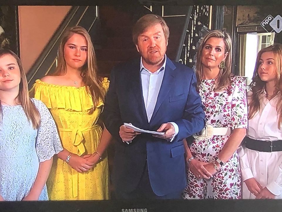 Koning Willem Alexander sprak vanmorgen de bevolking toe vanuit zijn eigen woning, temidden van zijn gezin.