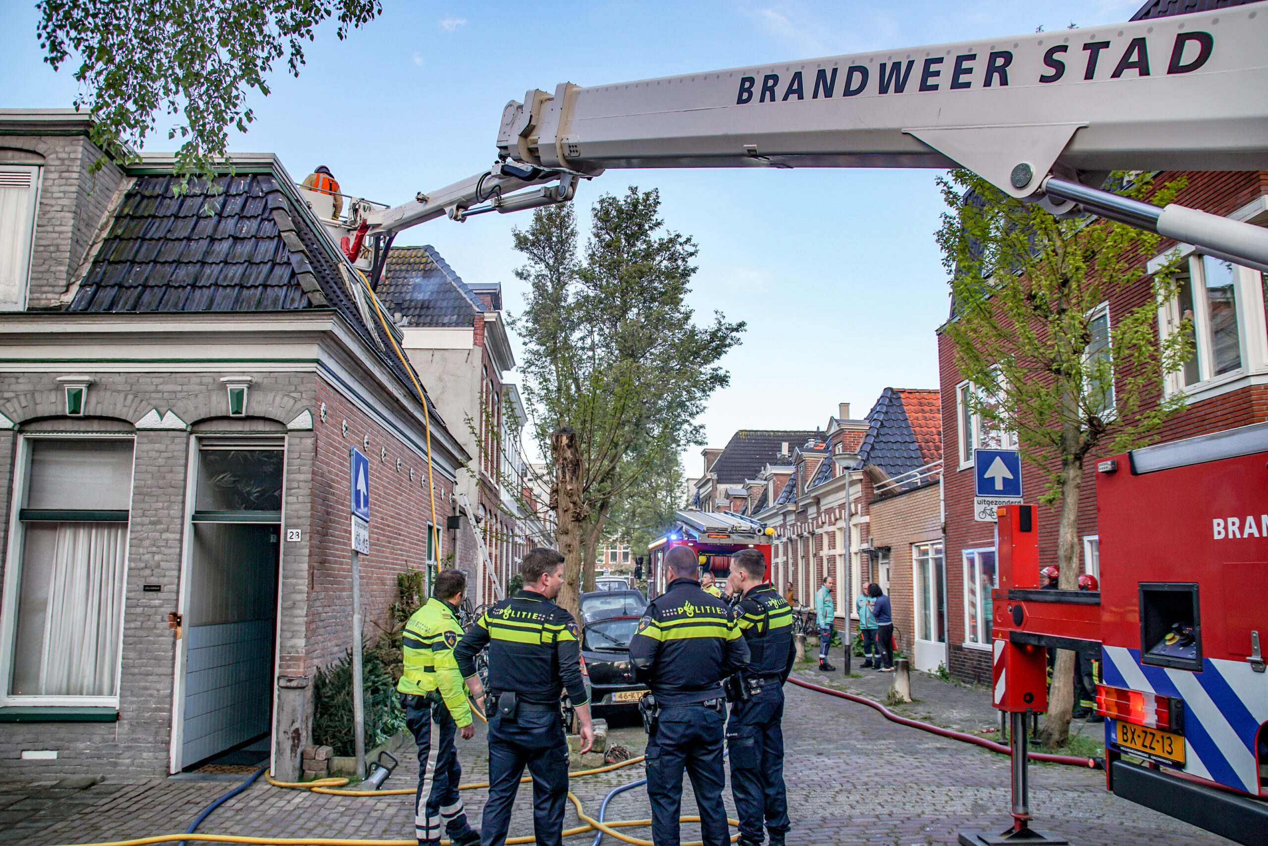 Woningbrand in stad; drie mensen uit huis gered