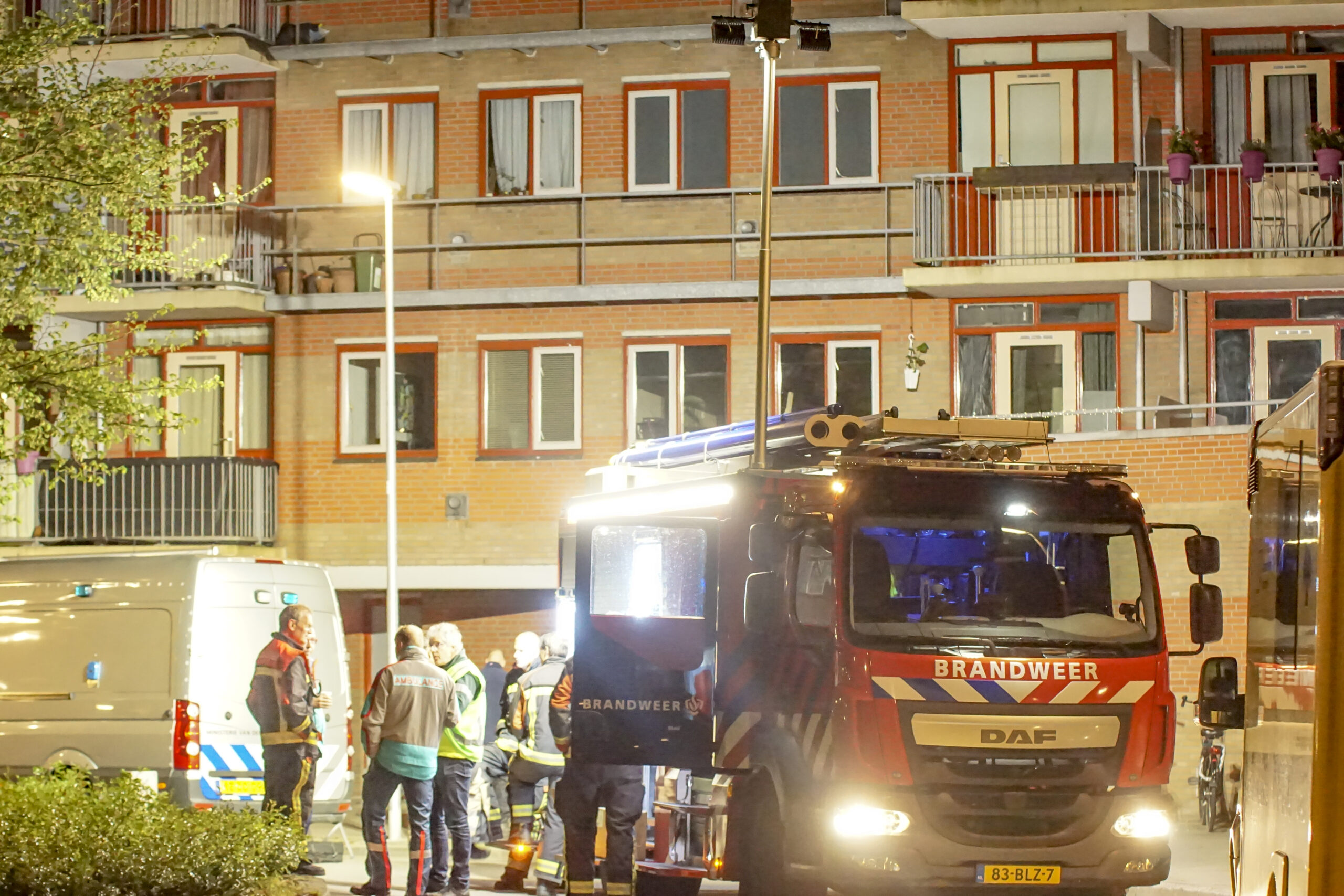 EOD, Brandweer en Veiligheidsregio bij de woning in Beijum