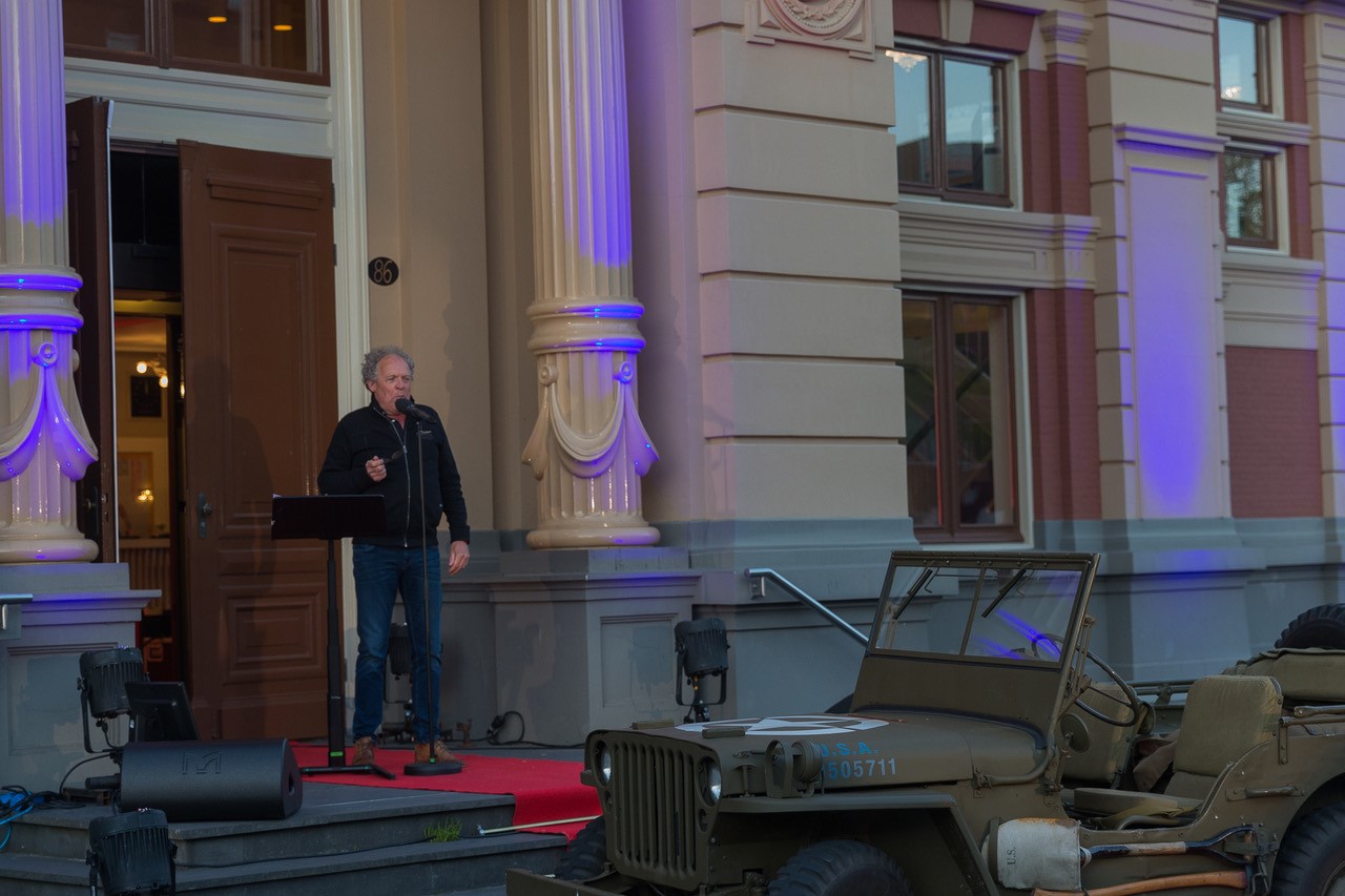 Bert Visscher met ‘We’ll meet again’ op bordes Stadsschouwburg