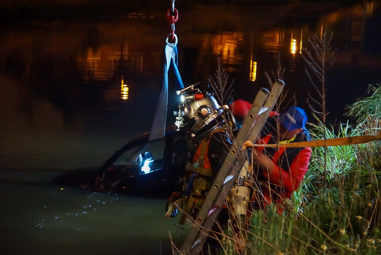 Auto belandt in Hoendiep; geen gewonden