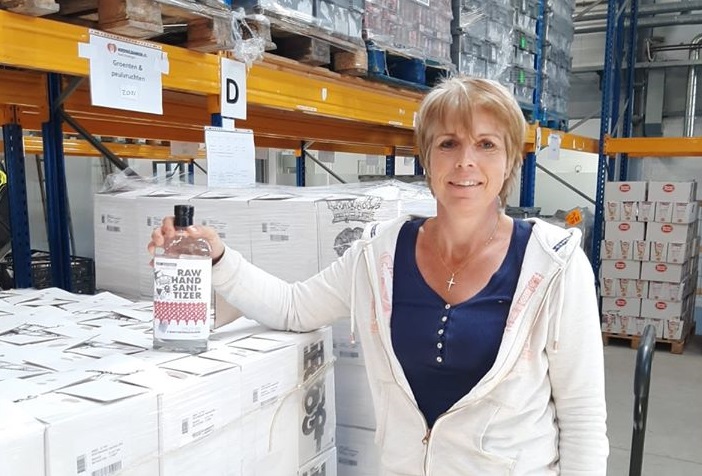 Hooghoudt schenkt desinfectiemiddel aan de Voedselbank