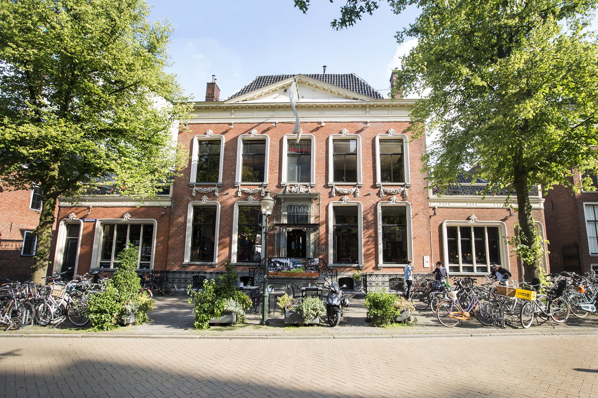 Flinke schade door brand in Feithhuis; flinke domper na renovatie en met opening van horeca in het vooruitzicht