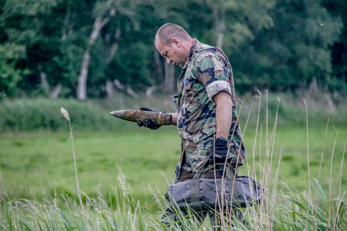 Magneetvisser haalt antitankgranaat uit het water in Haren