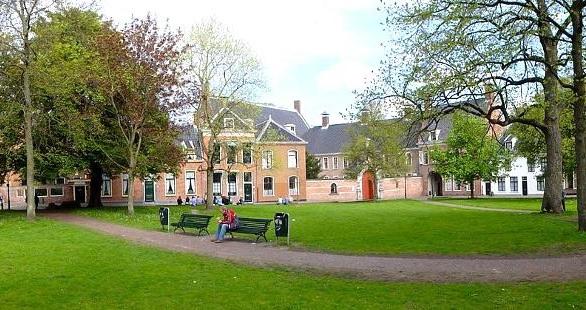 Picknicken op het Martinikerkhof in Groningen