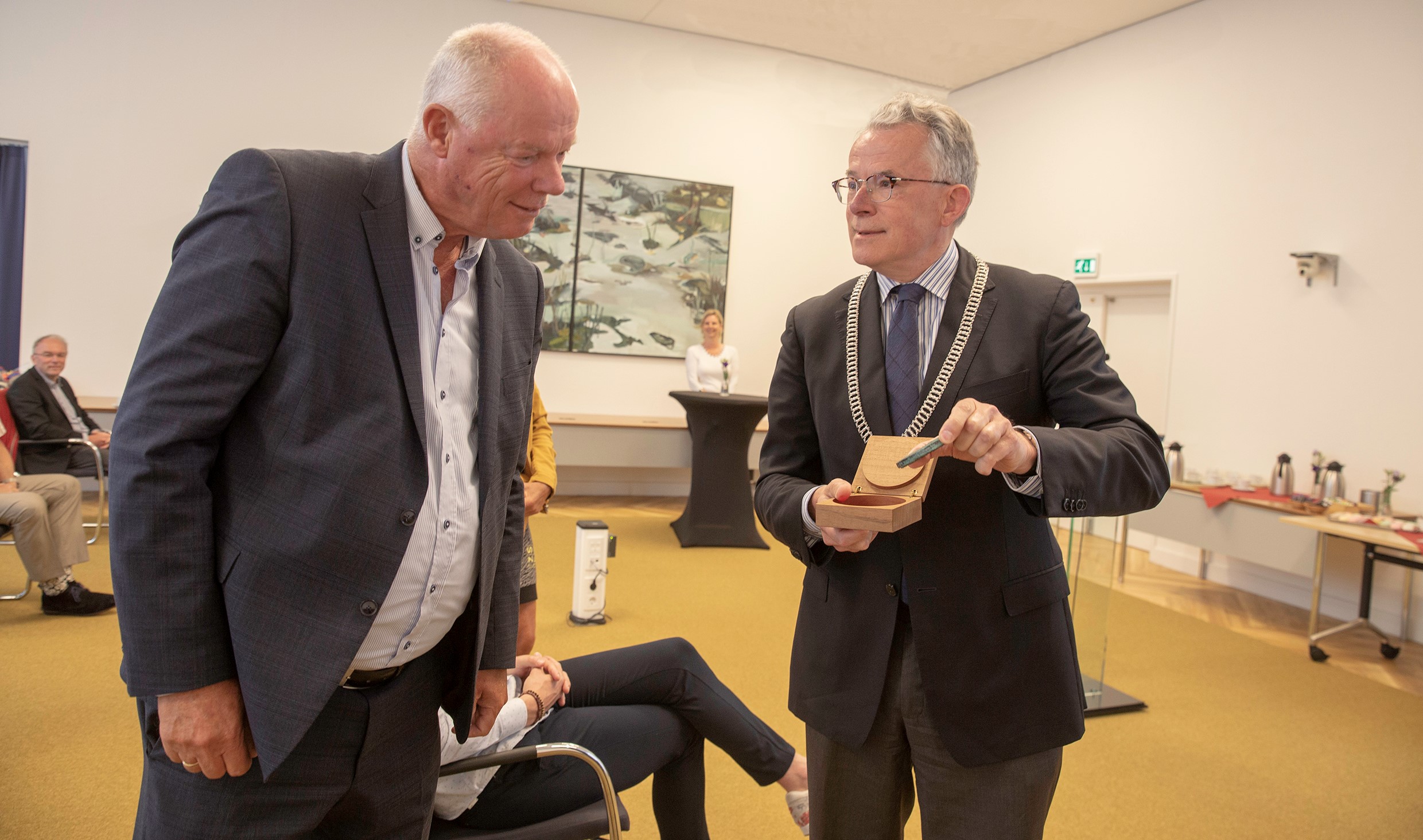 Erepenning van de gemeente voor onderwijsvernieuwer Rob Schuur