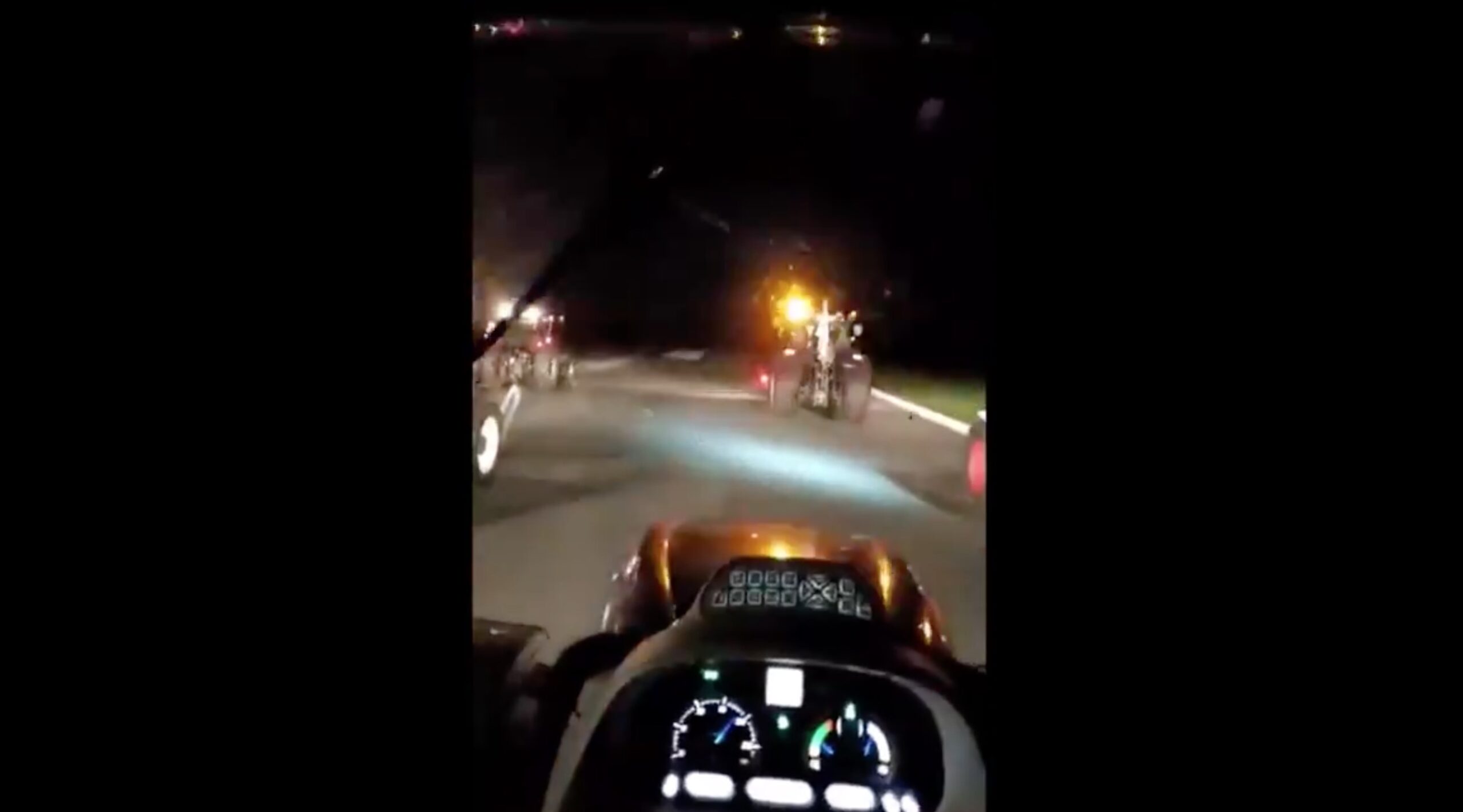 Groningen Airport Eelde doet aangifte tegen boeren die zonder toestemming startbaan oprijden (VIDEO)