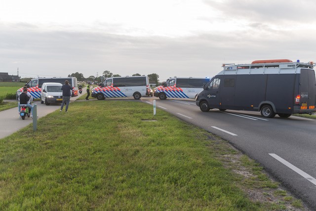 Boeren werden gisteravond eerst tegengehouden bij Adorp. (Foto: Rieks Oijnhausen)