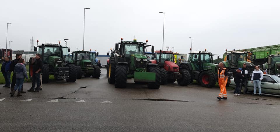 Tientallen boeren aangehouden na protest bij Attero in Drentse Wijster