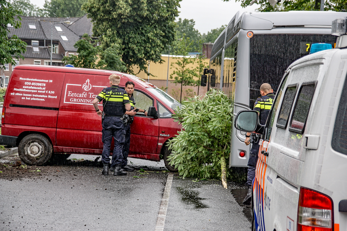 Politie houdt 18-jarige man aan die met bestelbus tegen bus aanreed