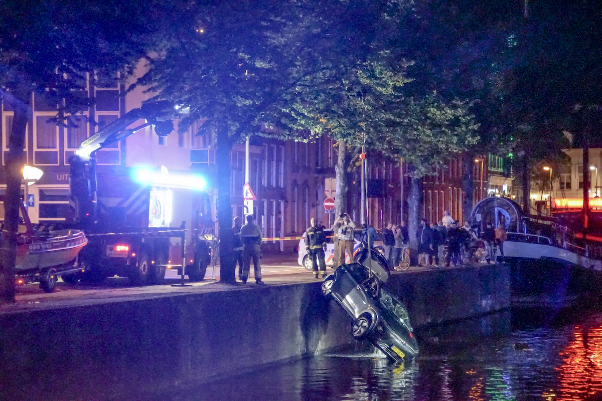 Auto belandt in Schuitendiep; hulpdiensten rukken massaal uit