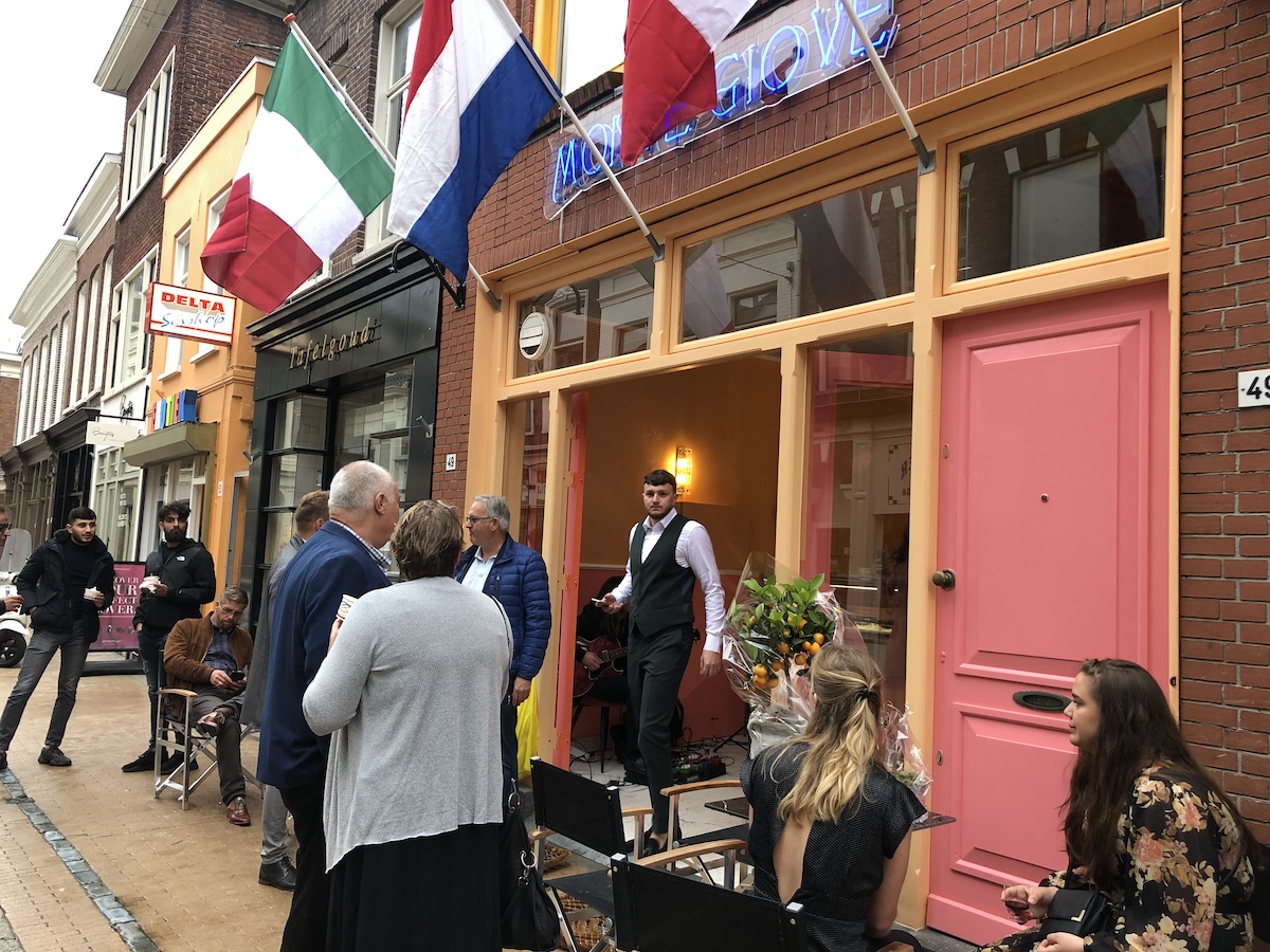 Jongste ondernemersduo van Groningen begint ijssalon Monte Giove in Folkingestraat