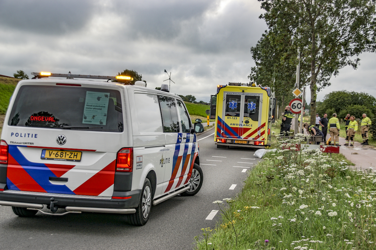 Man (81) met scootmobiel raakt te water