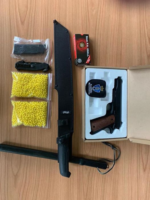 Marechaussee vindt wapens, mes en munitie controle langs A7 bij Winschoten