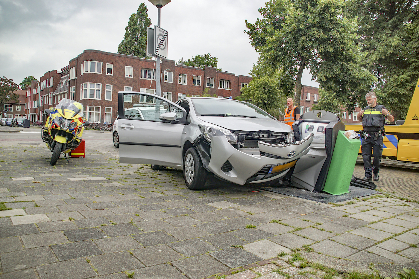 Automobilist botst op ondergrondse vuilcontainer bij Bernouilleplein