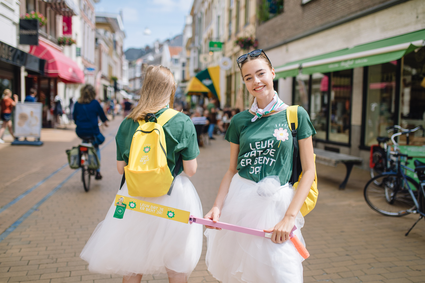 Zondag voetenbadterras en levende standbeelden in de stad