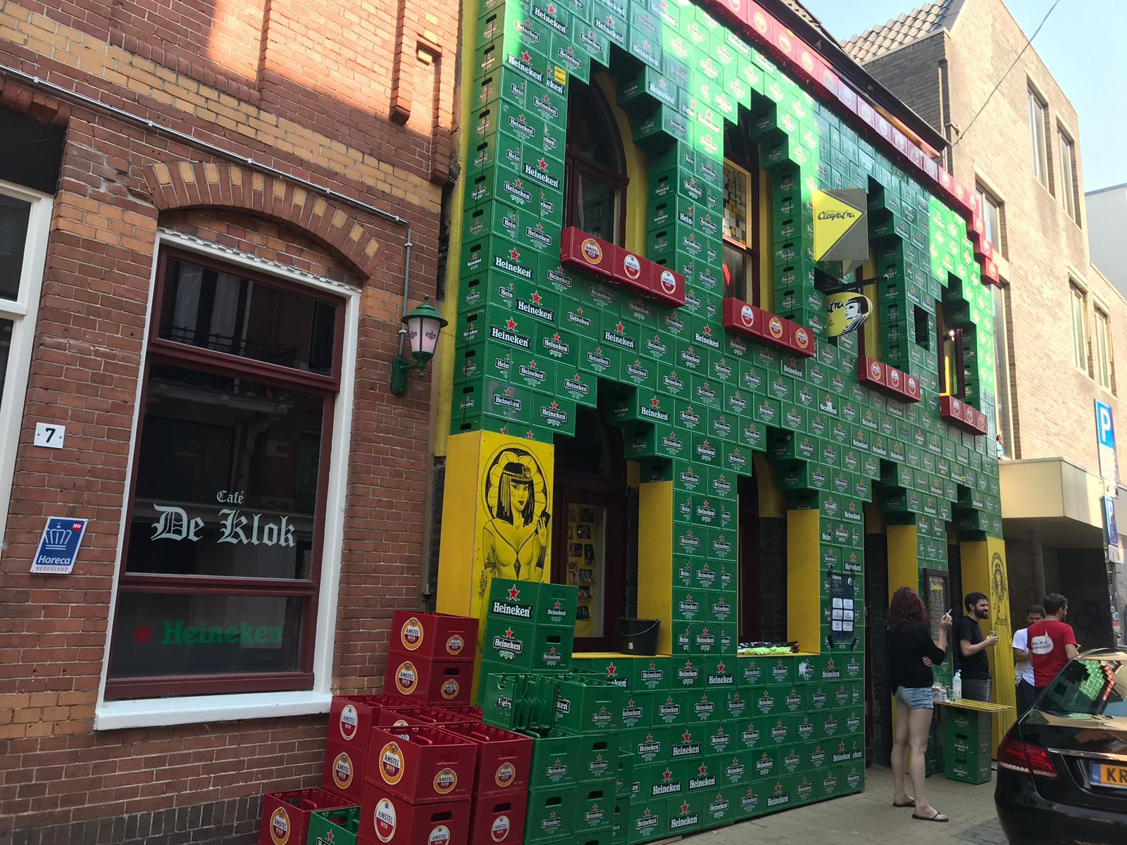 Studentenvereniging Cleopatra trekt ook dit jaar weer veel bekijks met bierkratgevel