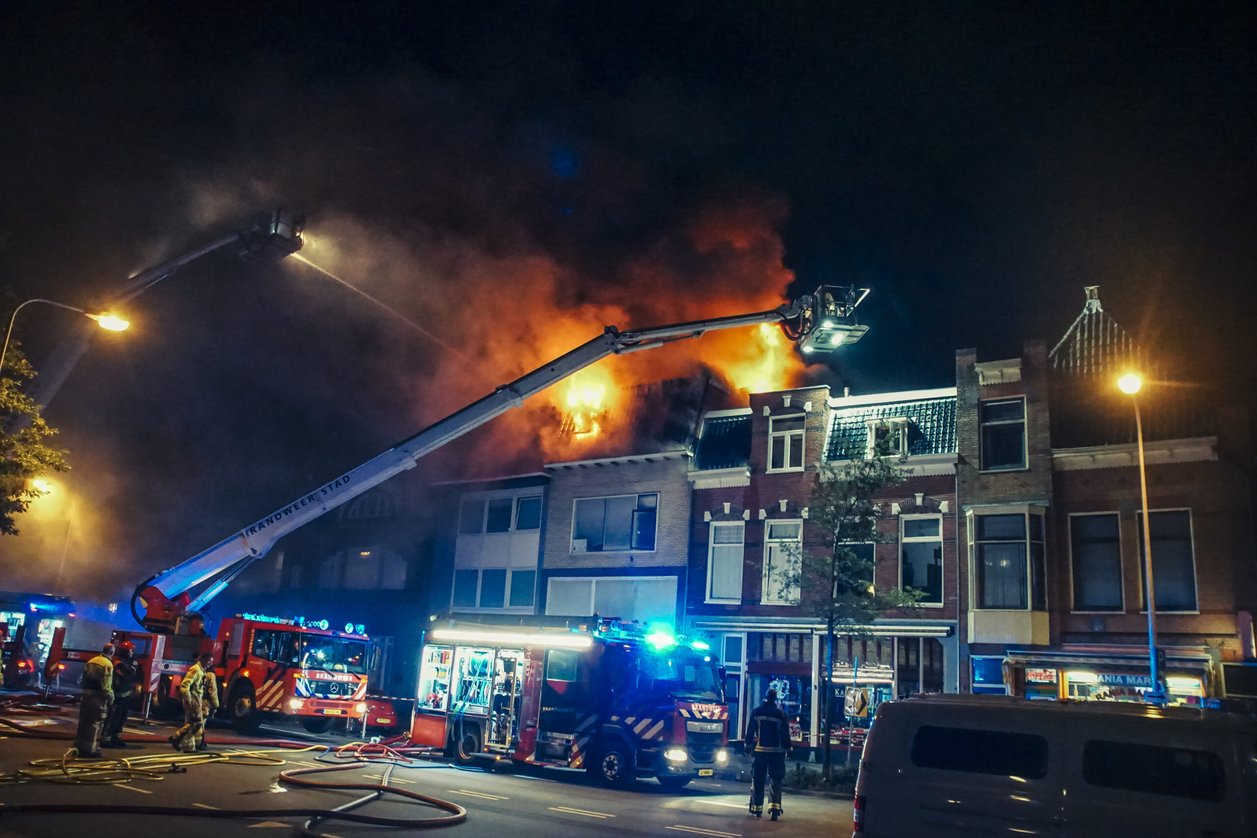 Grote brand verwoest woning aan Paterswoldseweg