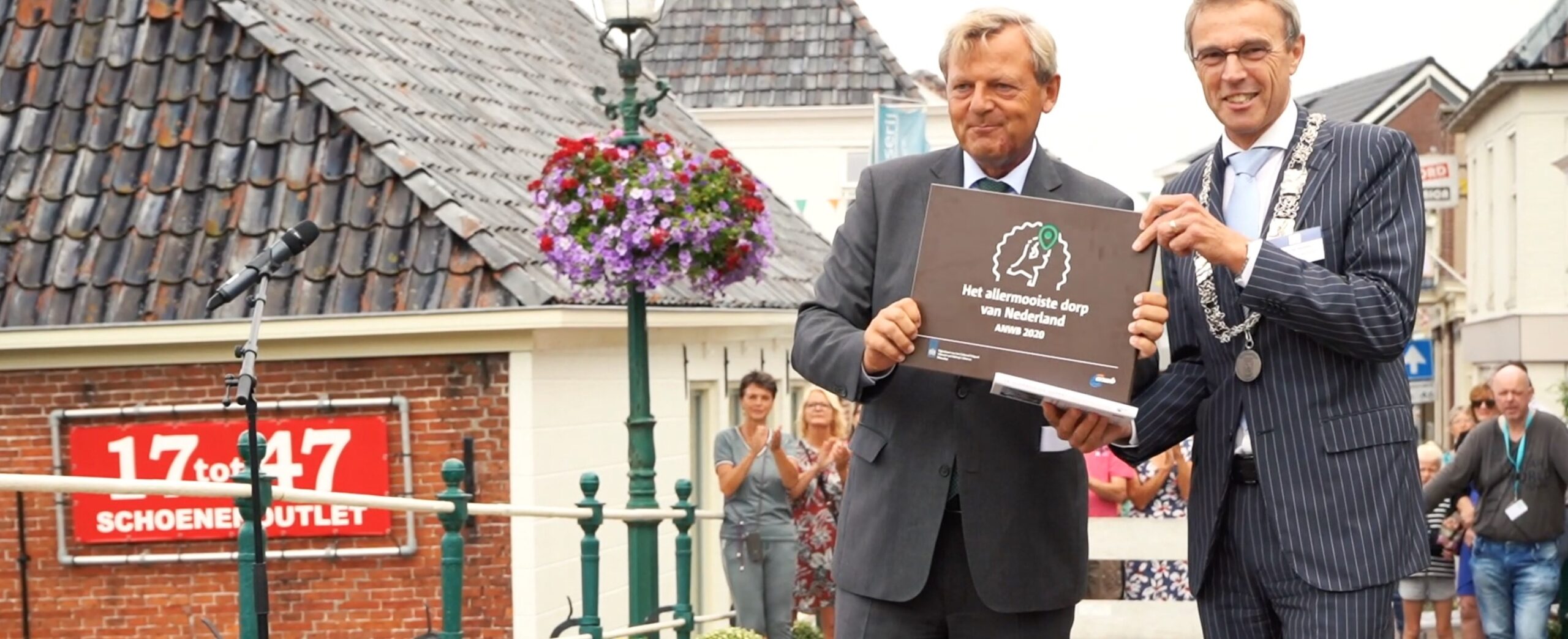 Groot feest in Winsum bij uitreiking titel 'Allermooiste dorp van Nederland' (VIDEO)