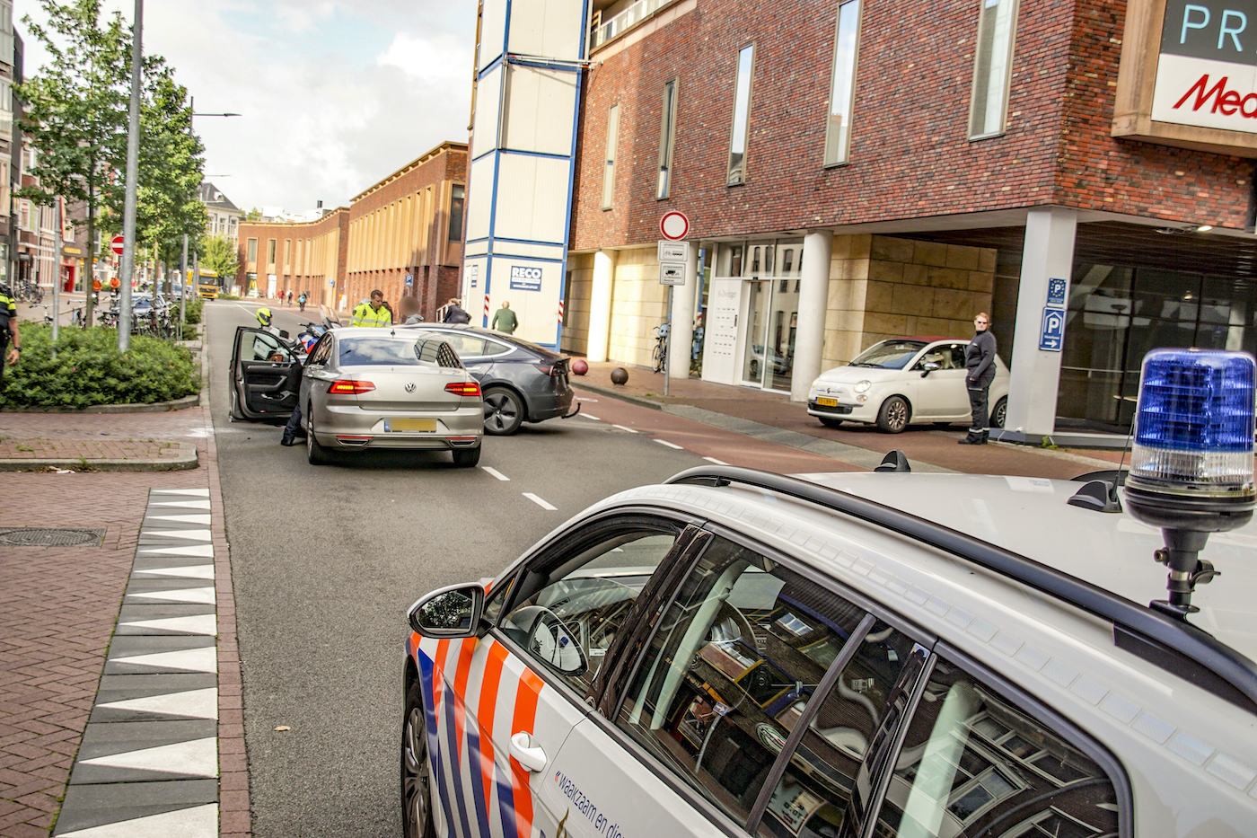 Onopvallend politievoertuig botst op Tesla