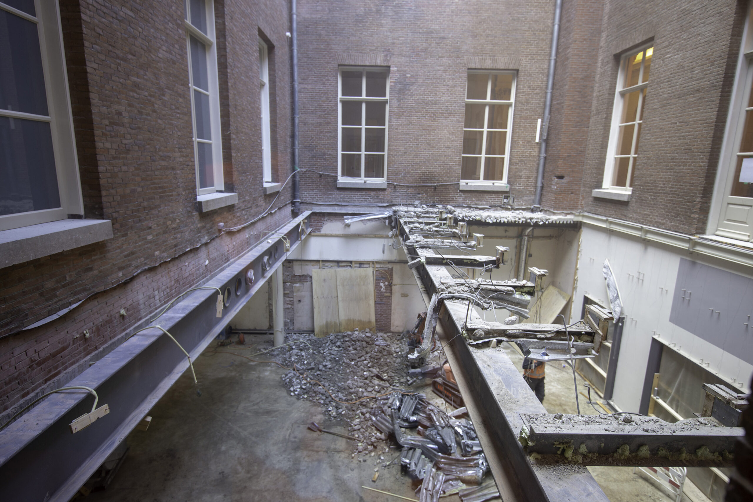De vloer van de binnenplaats op de eerste verdieping is weggehaald om straks ruimte te bieden aan de nieuwe Burgerzaal.