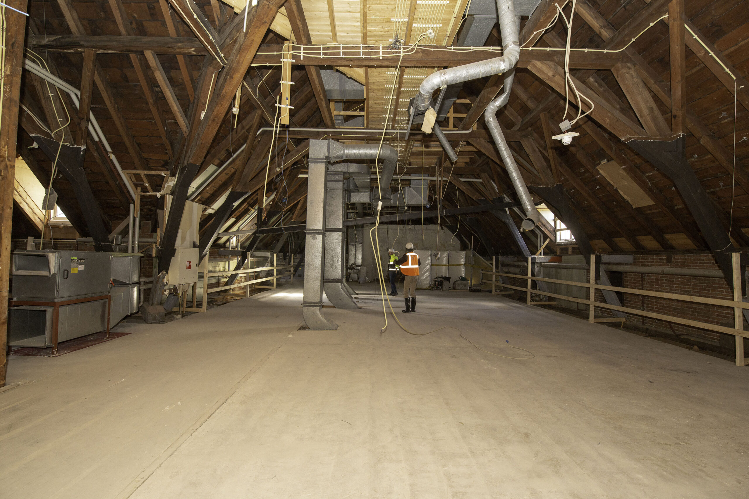 Alle fractiekamers op zolder zijn gesloopt om plaats te maken voor de nieuwe raadzaal; ook de oude installaties worden verwijderd.