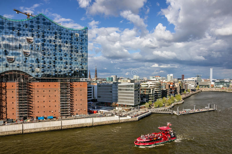 De haven van Hamburg, met links een culturele blikvanger